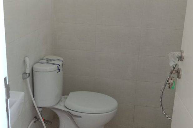 Disewakan Rumah North West Lake Citraland Surabaya SPESIAL 2 K.Tidur Modern 2 Lantai Plus 1 unit AC Siap Huni Lokasi Bagus DEPAN Taman asri