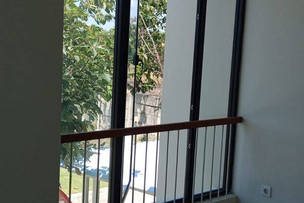 Disewakan Rumah North West Lake Citraland Surabaya SPESIAL 2 K.Tidur Modern 2 Lantai Plus 1 unit AC Siap Huni Lokasi Bagus DEPAN Taman asri