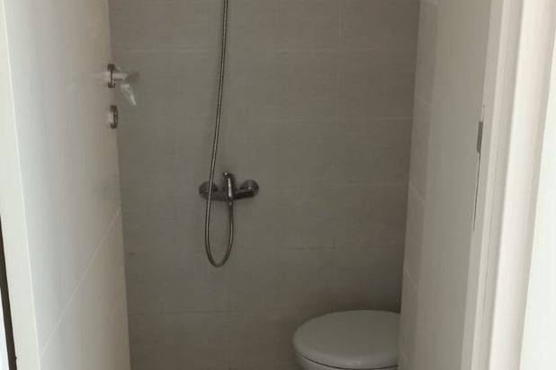 Disewakan Rumah North West Lake Citraland Surabaya SPESIAL 2 K.Tidur Modern 2 Lantai Plus 1 unit AC Siap Huni Lokasi Bagus DEPAN Taman asri