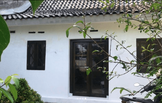Rumah mungil dengan pekarangan luas