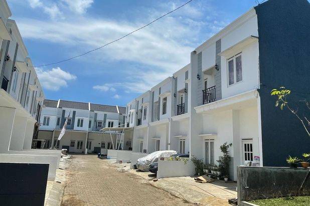 Rumah Mewah Naufal Regency 2 Lantai Dekat Exit Tol Pakis Malang