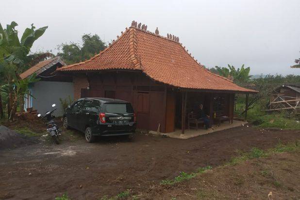 Tanah Luas dan Murah Nego Plus Rumah Joglo di Batu