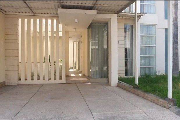 Rumah Malibu Beach, Pakuwon City Minimalis, Strategis, Akses Pembantu Sendiri