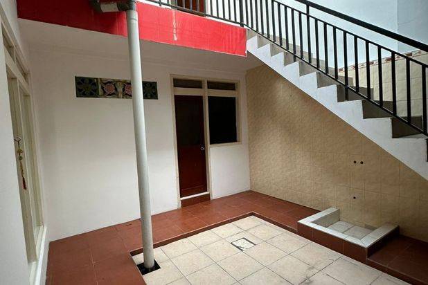 Rumah Babatan Pantai, Row Jalan 4,5 Mobil
