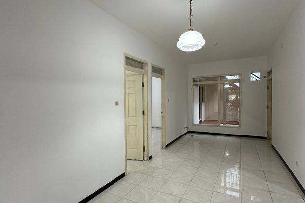 Rumah Babatan Pantai, Row Jalan 4,5 Mobil