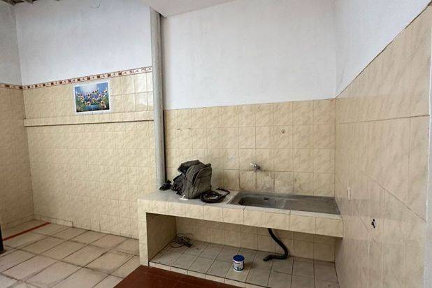 Rumah Babatan Pantai, Row Jalan 4,5 Mobil