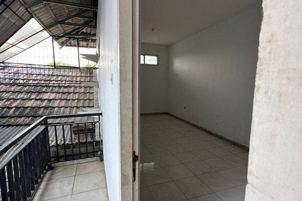 Rumah Babatan Pantai, Row Jalan 4,5 Mobil