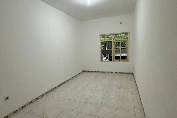 Rumah Babatan Pantai, Row Jalan 4,5 Mobil