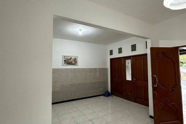 Rumah Babatan Pantai, Row Jalan 4,5 Mobil