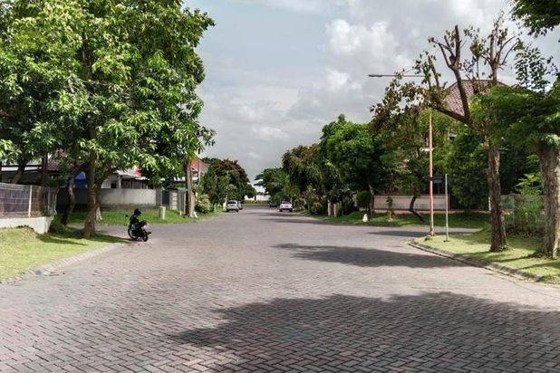 Rumah Hook Luas Startegis di Komplek Mewah Graha Family Surabaya