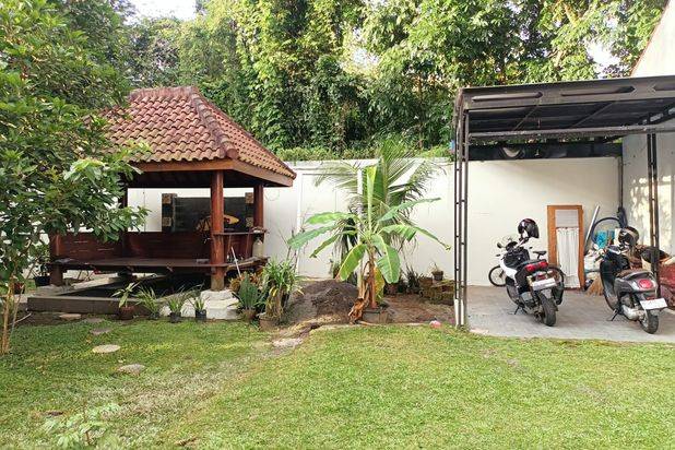 Rumah Mewah Full Furnished 2 lantai Asri Halaman Luas di Tajem