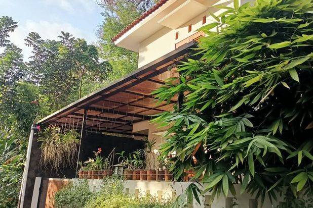 Rumah Mewah Full Furnished 2 lantai Asri Halaman Luas di Tajem