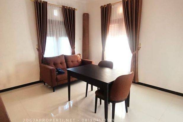 Rumah Mewah Full Furnished 2 lantai Asri Halaman Luas di Tajem