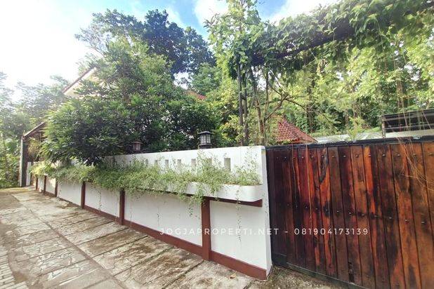 Rumah Mewah Full Furnished 2 lantai Asri Halaman Luas di Tajem