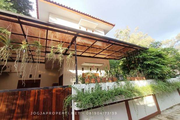 Rumah Mewah Full Furnished 2 lantai Asri Halaman Luas di Tajem