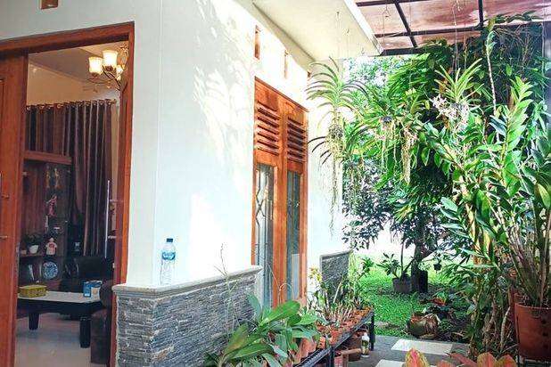 Rumah Mewah Full Furnished 2 lantai Asri Halaman Luas di Tajem