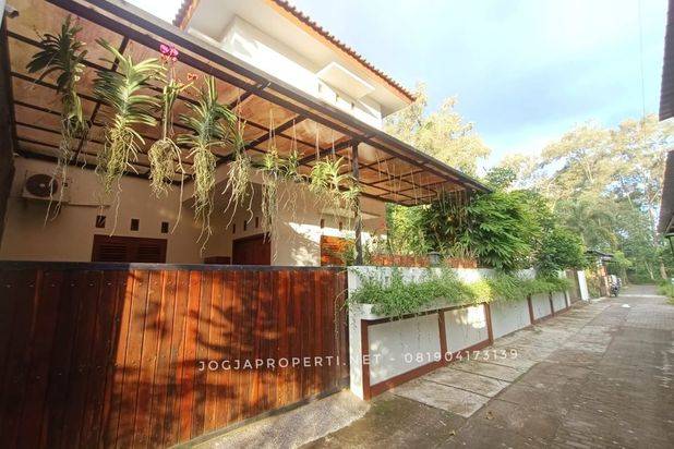Rumah Mewah Full Furnished 2 lantai Asri Halaman Luas di Tajem