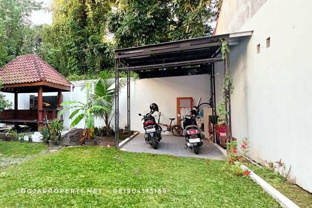 Rumah Mewah Full Furnished 2 lantai Asri Halaman Luas di Tajem