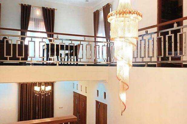 Rumah Mewah Full Furnished 2 lantai Asri Halaman Luas di Tajem