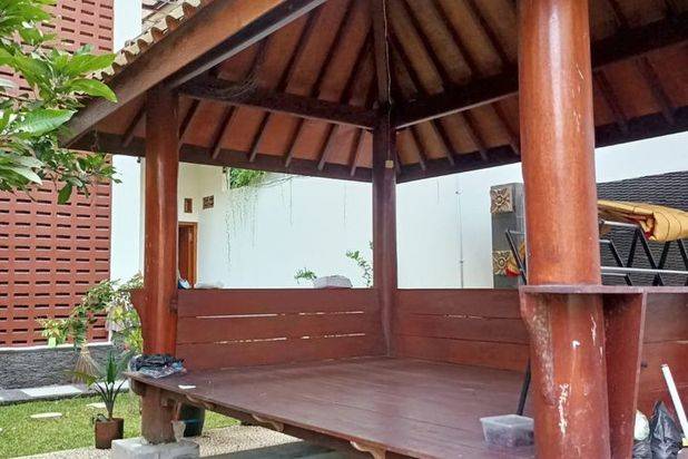 Rumah Mewah Full Furnished 2 lantai Asri Halaman Luas di Tajem