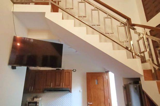 Rumah Mewah Full Furnished 2 lantai Asri Halaman Luas di Tajem