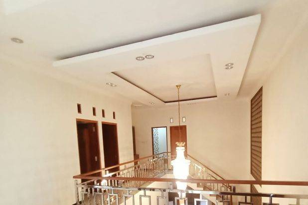 Rumah Mewah Full Furnished 2 lantai Asri Halaman Luas di Tajem