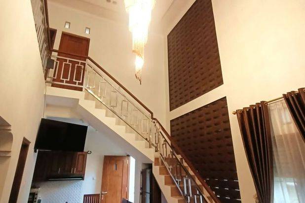 Rumah Mewah Full Furnished 2 lantai Asri Halaman Luas di Tajem