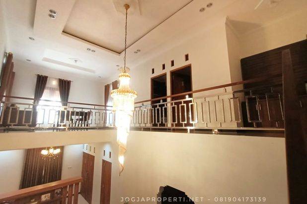 Rumah Mewah Full Furnished 2 lantai Asri Halaman Luas di Tajem