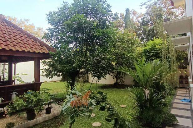Rumah Mewah Full Furnished 2 lantai Asri Halaman Luas di Tajem