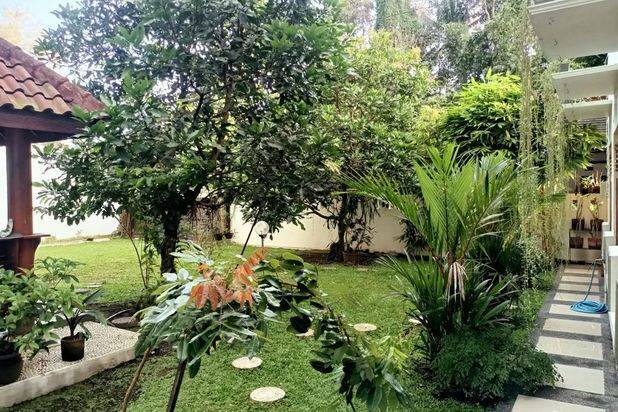 Rumah Mewah Full Furnished 2 lantai Asri Halaman Luas di Tajem