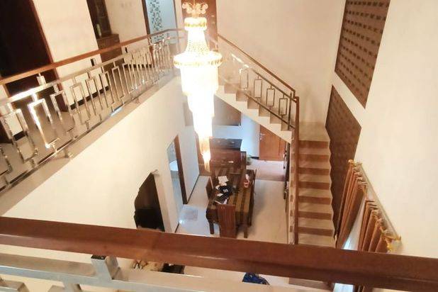 Rumah Mewah Full Furnished 2 lantai Asri Halaman Luas di Tajem