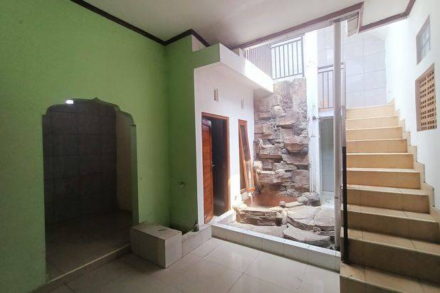 Dijual Rumah Luas strategis Jl. Kadirojo Utara Kampus UKRIM