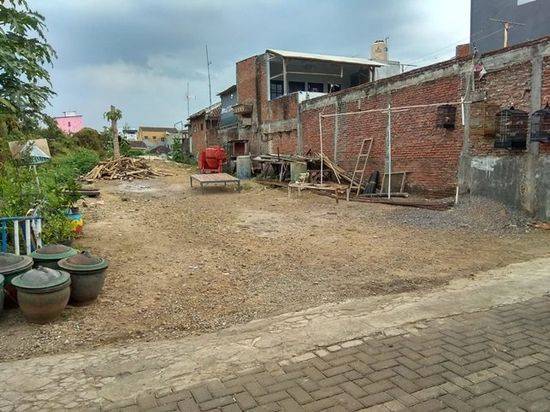 Tanah siap bangun di kumis kucing malang