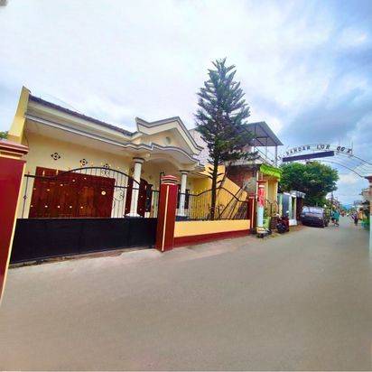 RUMAH Luas 275 m2 Garasi 3 Mobil Dekat Kampus IIK Kediri