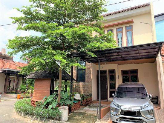 RUMAH HOOK SIAP HUNI DIJUAL DEKAT HALTE TRANSJAKARTA DI CILEDUG. LOKASI BAGUS DAN TIDAK BANJIR
