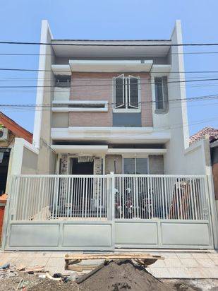 Rumah Nirwana Eksecutive, Hadap Utara, Row 3,5 Mobil
