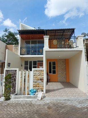 Rumah yang berlokasi di dataran tinggi  dengan segala kenyamanan selayaknya villa dan berada di kota malang
