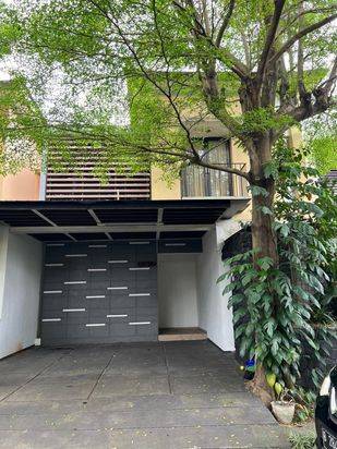 Rumah Bagus 2Lt, Semi Furnished, Siap Huni, Lingk. Nyaman dan Strategis dlm Cluster di Lebak Bulus