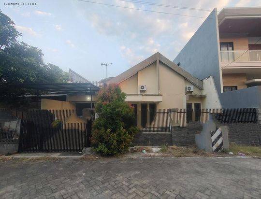 Rumah Hitung Tanah Manyar Kertoadi 