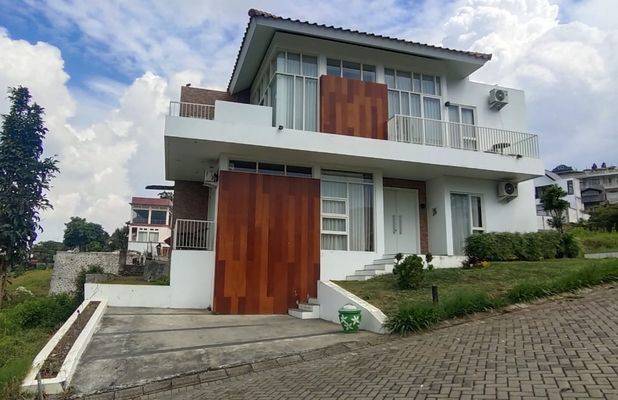 RUMAH BAGUS HARGA ISTIMEWA DI AREA HOTEL AMARTA HILLS KOTA BATU. 