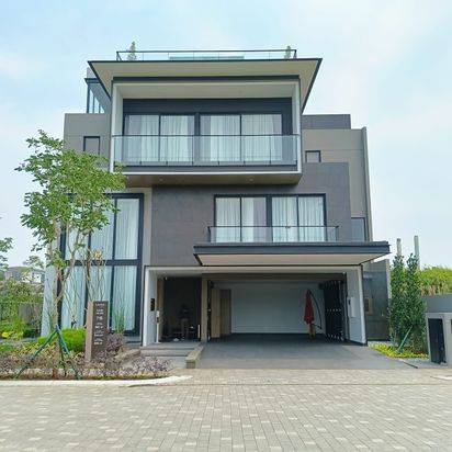 rumah murah dan mewah memiliki botanical seluas 10 hektar layton nava park tangerang