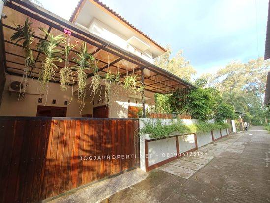 Rumah Mewah Furnished Halaman Luas di Tajem