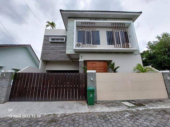 Rumah Luas 2 Lantai Belakang Lottemart Maguwo