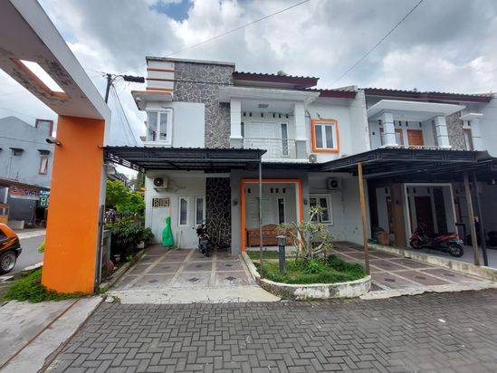 Rumah Mewah dengan Kost Produktif, Furnished, sangat dekat UII