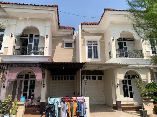 RUMAH MEWAH 2 LANTAI BERADA DI DEKAT KOTA JOGJA