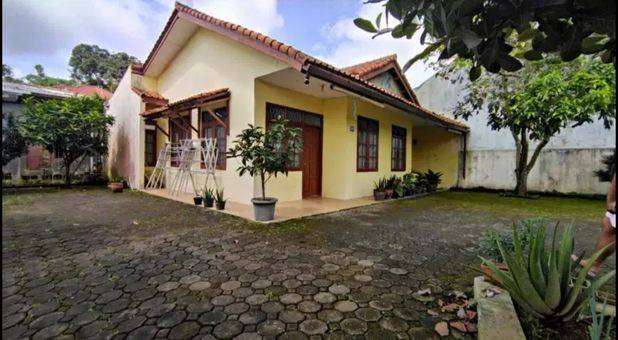 rumah rasa vila berikut isi halaman luas di puncak cipanas