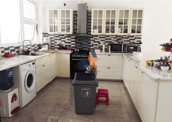 DIJUAL Rumah Cantik Bersih Terawat 3 lantai di Graha Raya