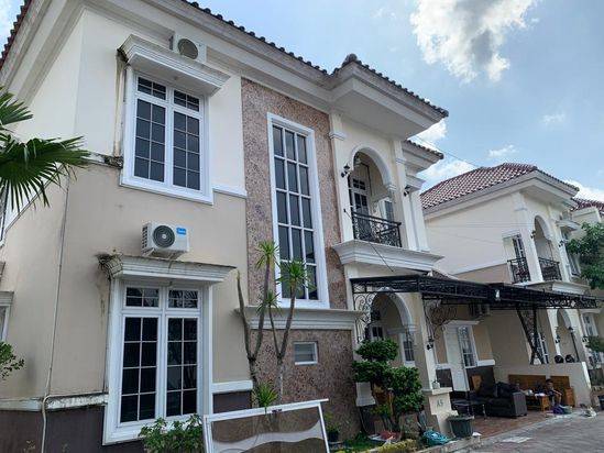 RUMAH MEWAH BERADA DI DAERAH JAMBIDAN DEKAT BERBAGAI TEMPAT