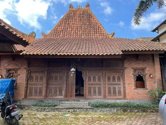 Villa Cantik Full Ukiran Kota Batu Siap Cuan, Dekat Museum Angkut