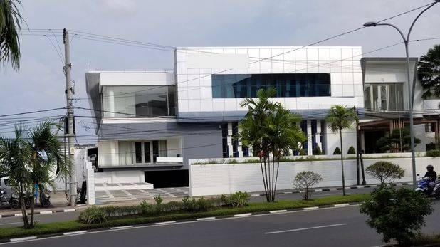 DIJUAL Rumah/Kantor Luas Strategis 3,5 Lantai di Jelutung, Jambi